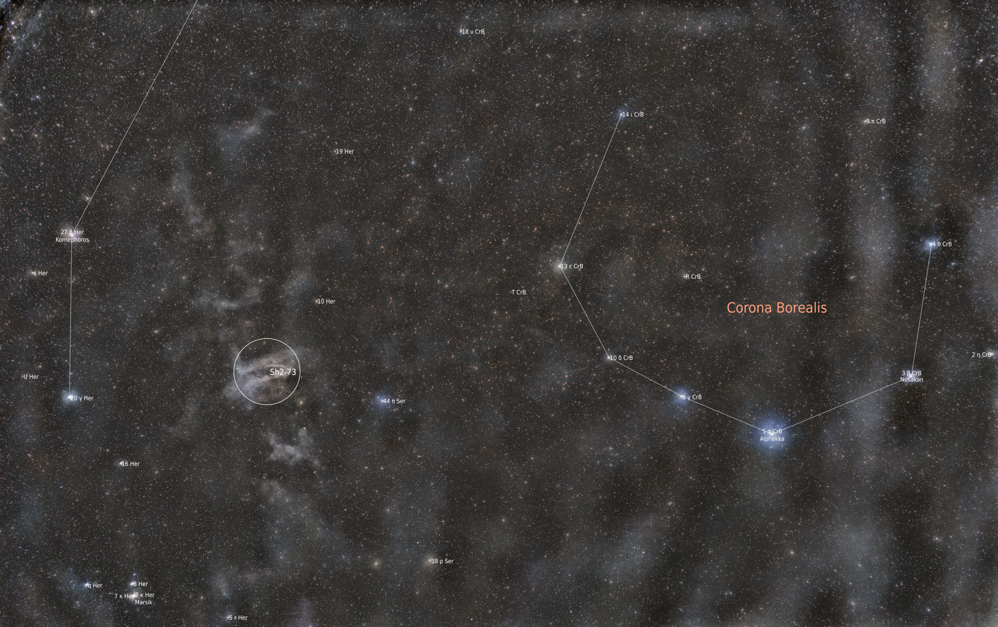 Die vom Licht der Milchstraße beleuchtete Staubwolke Sh2-73 zwischen den Sternbildern Herkules (Ausschnitt links oben) und der nördlichen Krone (Corona Borealis)